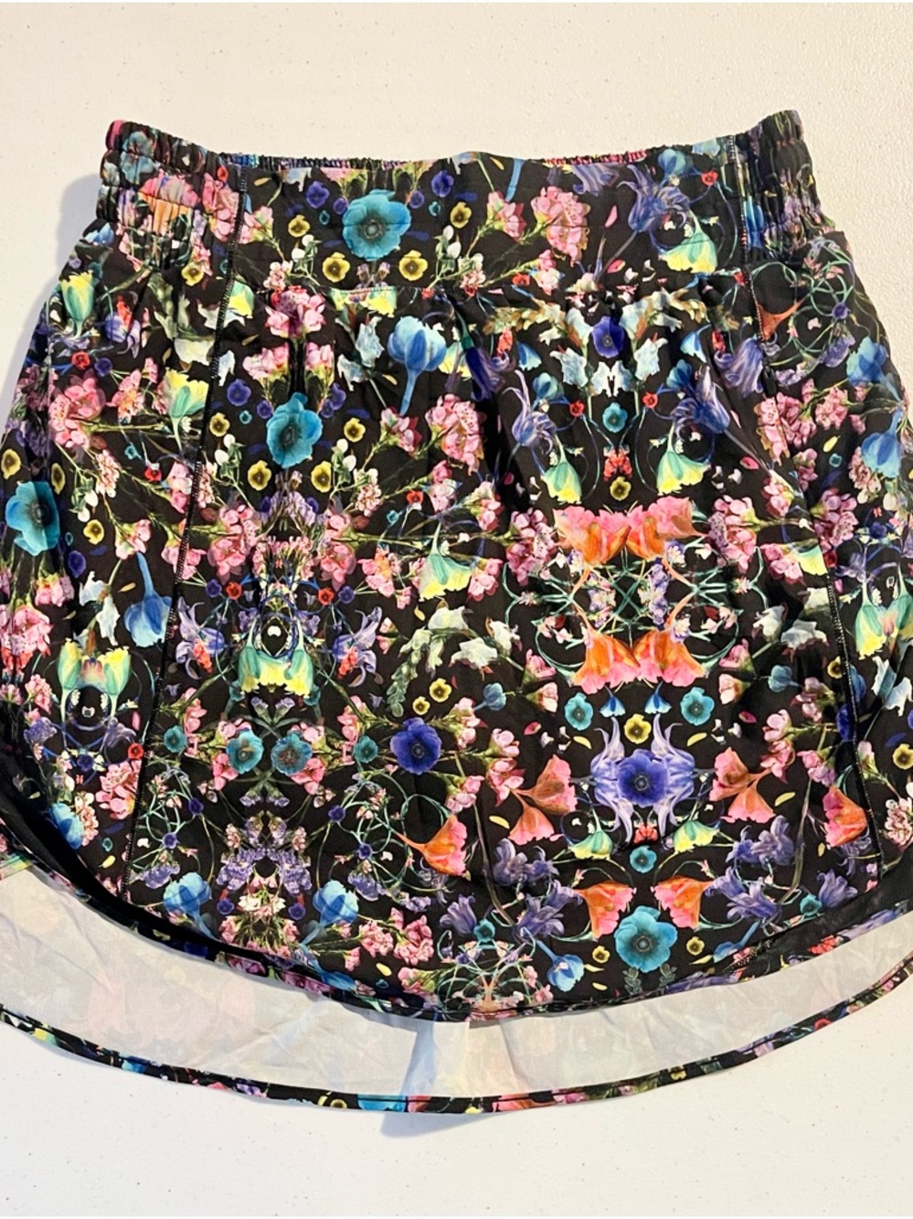 Lululemon Hotty Hot High-Rise Skirt in the Flowerscope Black Multi pattern 6
